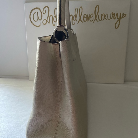 AUTHENTIC LOUIS VUITTON CAPUCINES MM HANDBAG WITH DUST BAG & SHOPPING ๐๏ธ - Picture 6 of 13